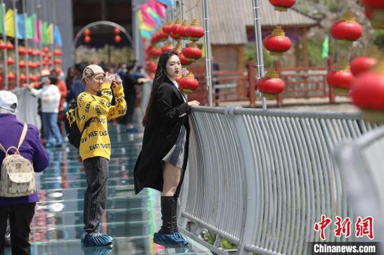 游客在景区玻璃桥上拍照。　瞿宏伦 摄