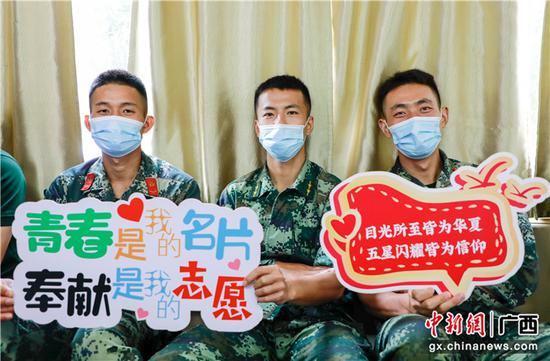 4月29日，武警官兵展示献血牌。宁嘉勇 摄