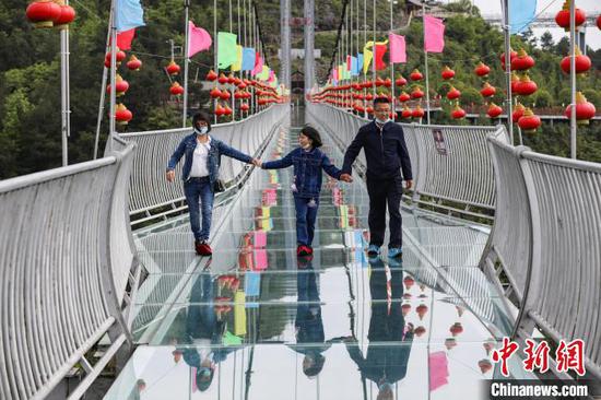 游客在景区玻璃桥上游玩。　瞿宏伦 摄
