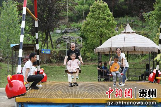 在岑巩县木召生态旅游度假区，游客们正在玩瀑布秋千。吴祥华摄
