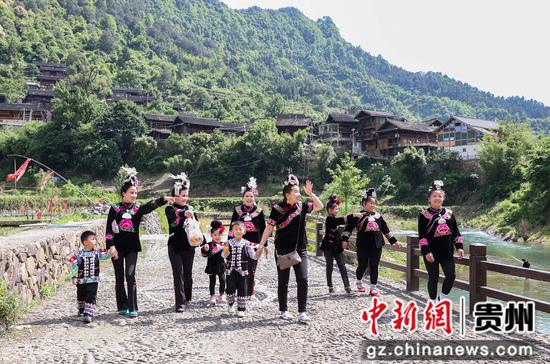 游客在贵州丹寨亲近自然乐享假期