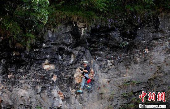 2022年5月2日施秉县杉木河夜漂景区，一位游客体验攀岩。　奉力 摄