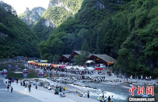 2022年5月2日施秉县杉木河夜漂景区，游客乘坐“萤火船”漂玩。　奉力 摄