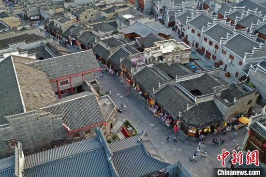 贵州铜仁：民众“五一”假期打卡中南门历史文化旅游区