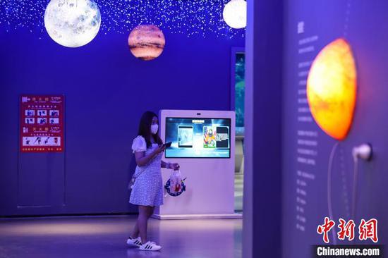 游客在中南门历史文化旅游区内的“梵净星空艺术馆”游览。　瞿宏伦　摄