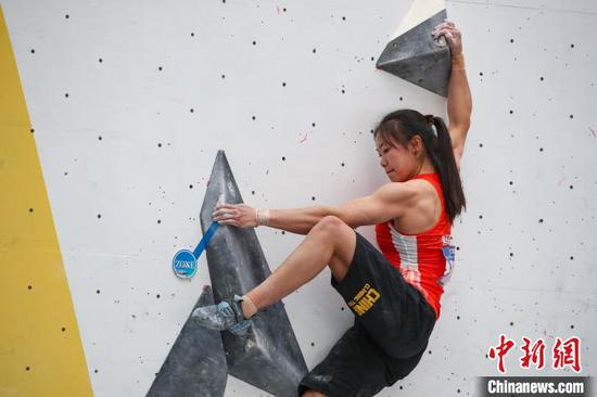 贵州代表队的022号运动员杨米在女子两项全能(攀石)比赛中。　瞿宏伦 摄
