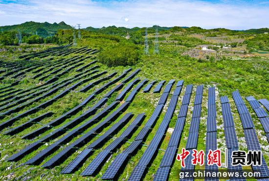 2022年5月3日，在贵州省黔西市观音洞镇井泉社区，山坡山上的光伏发电站扮靓荒山荒坡，成为乡村美丽的风景。