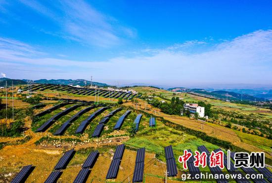 2022年5月3日，在贵州省黔西市五里乡双塘村，山坡山上的光伏发电站扮靓荒山荒坡，成为乡村美丽的风景。
