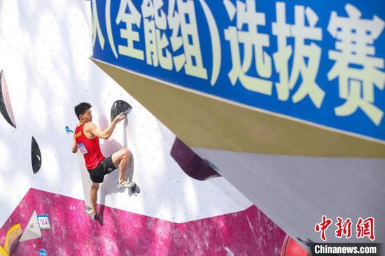 浙江代表队的002号运动员陈勇辰在男子两项全能(攀石)比赛中。　瞿宏伦 摄