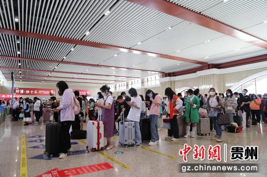 旅客在遵义高铁站有序排队等待检票。高大华 摄