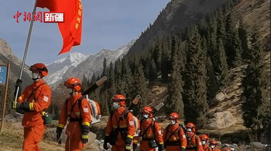 新疆阿克蘇森林消防人員攜裝巡護林區安全