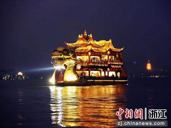 传统仿古“清平乐”风“荃桡号”大龙舟。 杭州市西湖游船有限�罟�司 供图