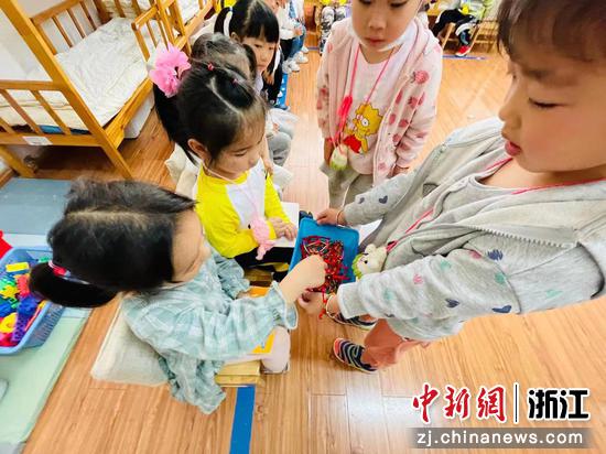 宁波市实验幼儿园的小朋友正在斗蛋比赛。  徐薇（通讯员) 摄