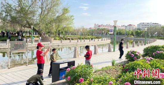 新疆昌吉市民纷纷出门踏青赏花，“五一”周边游唱主角。　殷雪娟 摄