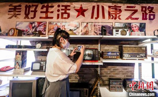 市民用手机拍摄充满年代感的老物件。　刘新　摄