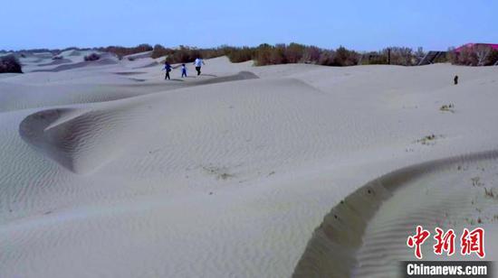 纷至沓来的游客游沙漠、赏胡杨，体验独具特色的民俗风情。　吐尔逊·吾斯曼 摄