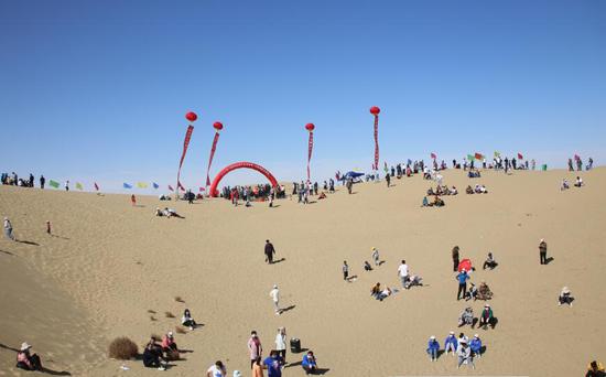 三十三团沙漠旅游日让职工群众感受“沙世界”