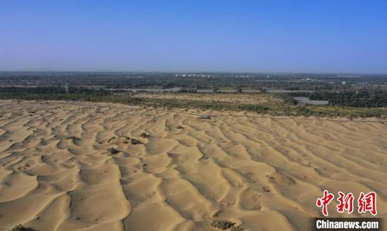 三十一团地处塔里木盆地，南接塔克拉玛干沙漠，北邻库姆塔格沙漠，这两大沙漠最窄处还不足3公里。　刘春林　摄