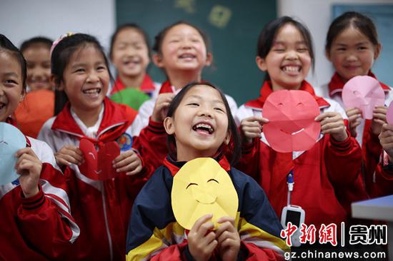 5月8日，贵州省黔东南苗族侗族自治州丹寨县城关第二小学的学生在展示自己制作的笑脸卡。