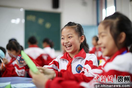 5月8日，贵州省黔东南苗族侗族自治州丹寨县城关第二小学的学生在制作笑脸卡。