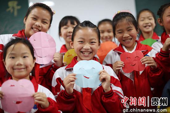 5月8日，贵州省黔东南苗族侗族自治州丹寨县城关第二小学的学生在展示自己制作的笑脸卡。