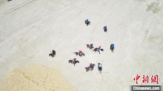 新疆阿勒泰举办刁羊大赛骑手尽展马上绝技。　隋爱军　摄