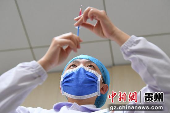 5月10日，贵阳市南明区人民医院神经内科护士黄国红正在进行日间治疗的药物配置。