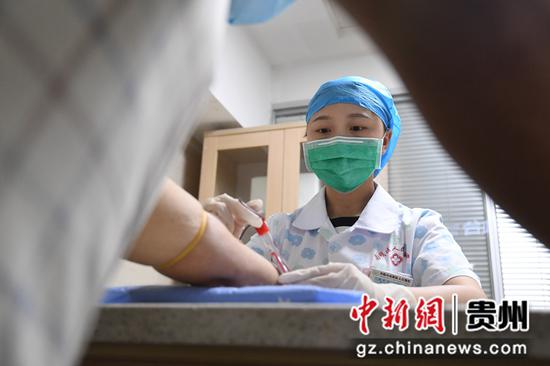 5月10日，贵阳市南明区人民医院急诊科护士张龄艺正在抽血台为病人抽血化验。