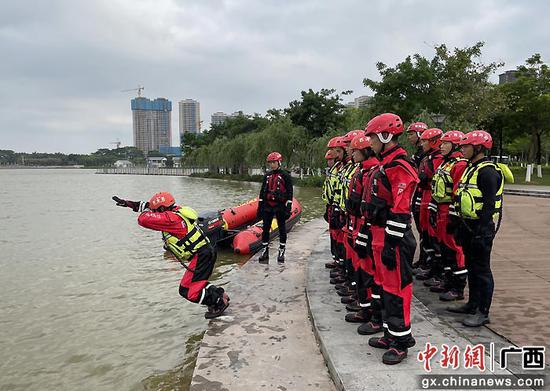 图为钦州市消防救援支队开展水域救援技能训练。张百栋摄