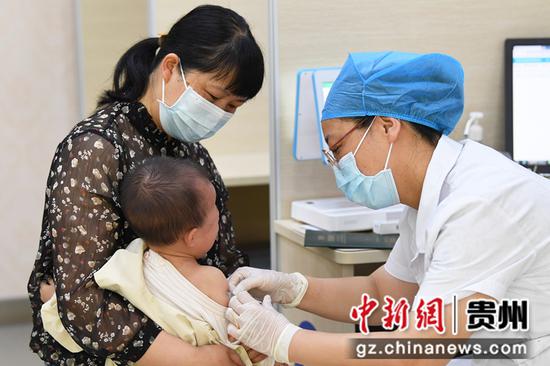 5月10日，贵阳市南明区人民医院疫苗接种点的护士于丽娟正在为小朋友接种水痘疫苗。