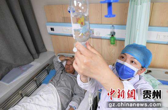 5月10日，贵阳市南明区人民医院神经内科护士黄国红正在为患者更换药液。
