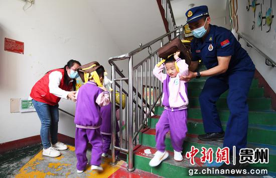 5月11日，在贵阳市南明区绿苑阳光幼儿园，小朋友们在消防员及老师的引导下进行应急疏散演练。