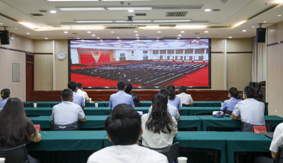 5月10日，尉犁縣各族各界團員青年收聽收看大會盛況，共同慶祝中國共產主義青年團成立100周年。