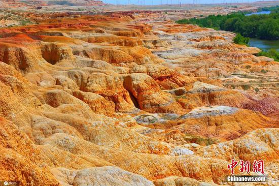 5月10日，新疆阿勒泰，在阳光的照耀下五彩滩色彩斑斓，景色如画。五彩滩，位于新疆维吾尔自治区布尔津县西北约24公里的也格孜托乡境内，其地貌特殊，岩石颜色多变，且在落日时分的阳光照射下，岩石的色彩以红色为主，间以绿、紫、黄、白、黑及过渡色彩，又幻化出种种异彩，因此得名“五彩滩”。图片来源：ICphoto
