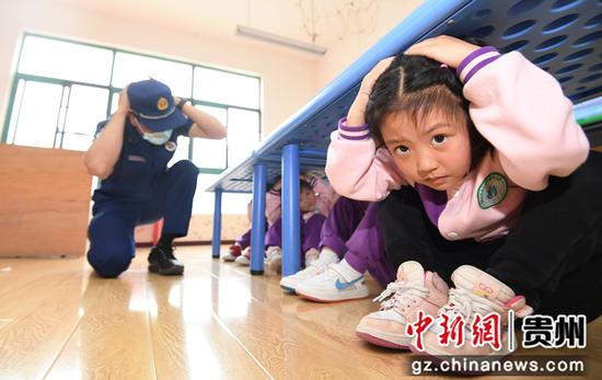 5月11日，贵阳市南明区绿苑阳光幼儿园的小朋友们在消防员的指导下学习防灾减灾自救技能。