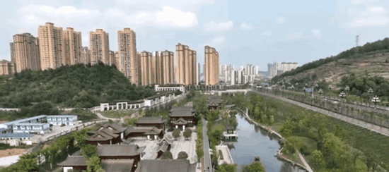 贵州黔西：撤县设市一周年 新型城镇提升人居环境
