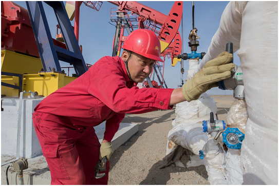 　　瑪湖油區瑪131井區夏92_H井，員工正觀測大罐浮標，確保拉油量。 攝影 李丹