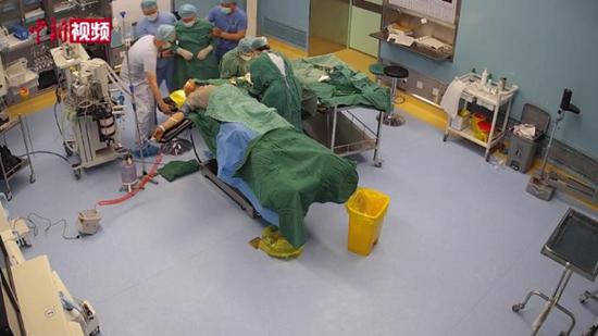 新疆乌什县一主刀医生晕倒 10多秒后重回手术台