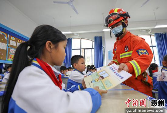 贵州绥阳：“5·12”防灾减灾日 消防送课进校园