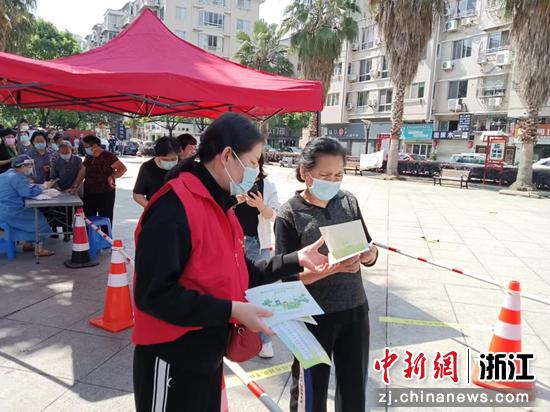 安阳街道志愿者进行垃圾分类宣传  陈娥眉供图