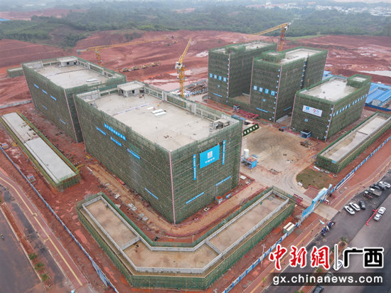 南宁交投创新产业园项目一期9栋单体全部封顶中建八局二公司 供图