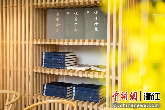 《宋画全集》作为杭州图书馆的珍贵馆藏文献也陈列其中。杭州图书馆提供