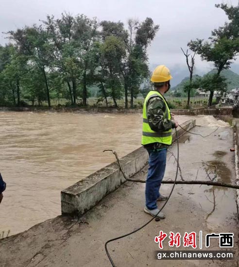 在受到洪水影响的桂林全州安和镇，广西移动抢修人员布放新光缆、熔纤，迅速恢复通信。