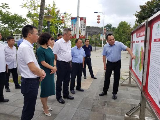 2020年8月20日，民革贵州省委调研组赴贵安新区党武镇龙山村调研农村集体经济发展工作。