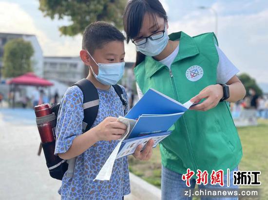 平阳县志愿者向少年儿童讲解垃圾分类知识 周兆奕供图