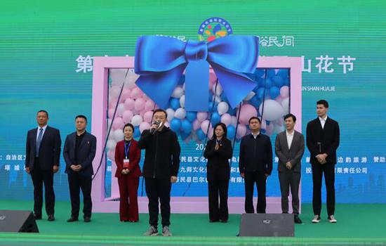 塔城地委委员、宣传部部长杨柳宣布第十六届新疆塔城裕民山花节开幕。 缪文琴摄