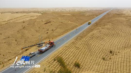 新疆尉犁至且末沙漠公路于2017年10月开工建设，是新疆第三条穿越塔克拉玛干沙漠的公路。截至目前，该公路路基建设、路面标线、桥梁护栏等建设已完工，服务区项目正加紧建设中。预计今年6月底实现全线通车。李飞摄(人民图片网)