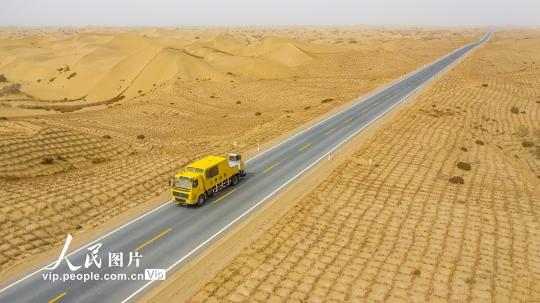 新疆尉犁至且末沙漠公路于2017年10月开工建设，是新疆第三条穿越塔克拉玛干沙漠的公路。截至目前，该公路路基建设、路面标线、桥梁护栏等建设已完工，服务区项目正加紧建设中。预计今年6月底实现全线通车。李飞摄(人民图片网)