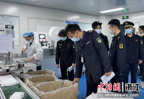 常山县辉埠镇综合行政执法队对辖区一企业开展“综合查一次”。周靖 摄