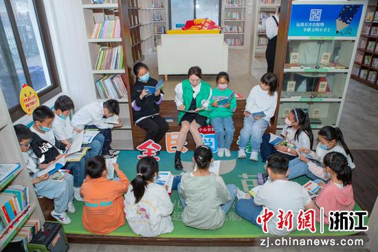 平阳县志愿者带领少年儿童阅读垃圾分类知识手册 周兆奕供图